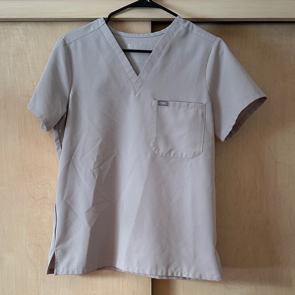 Figs Tops - Figs Catarina 1 Pocket V-Neck Scrub Top in the color Slate